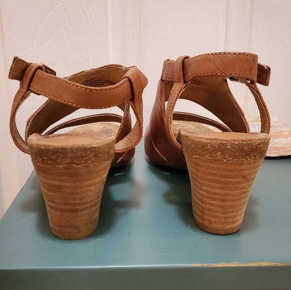 Softt brand open toe sandal, Size 8.5M, in Caramel - Picture 6 of 9